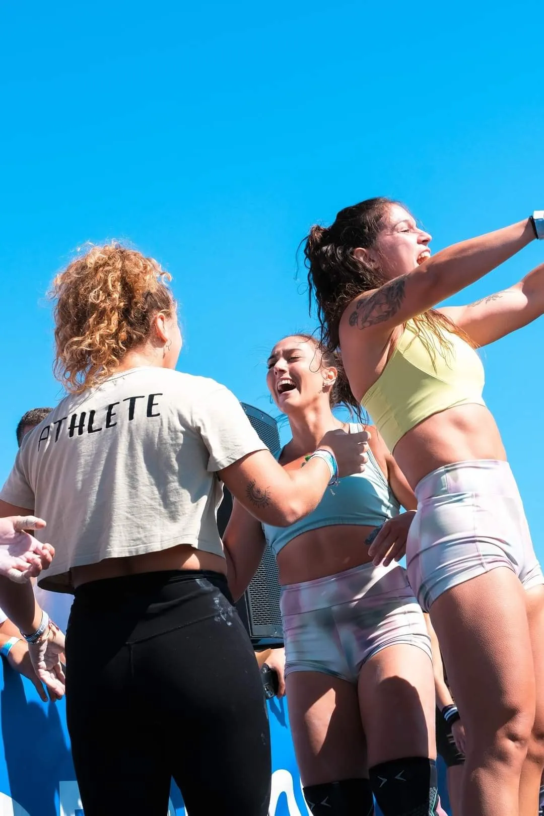 Mujeres deportistas celebrando tras una competición